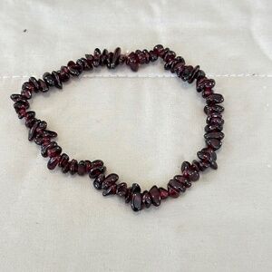 Red Garnet Chip Stone Stretchy Bracelet it Excellent Condition